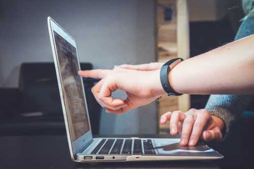 'Crisis Friend' TikTok Trend Sparks Viral Debate on Toxic Friendships and Mental Health