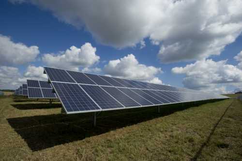 Renewable Energy Surpasses Fossil Fuels in US Power Generation